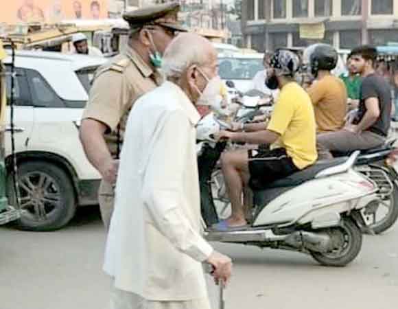 यातायात प्रभारी ने वृद्ध को कराई सड़क पार