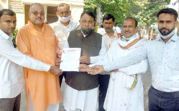 खाद्यान्न गोदामों में घटतौली के खिलाफ राशन डीलरों ने सौंपा ज्ञापन