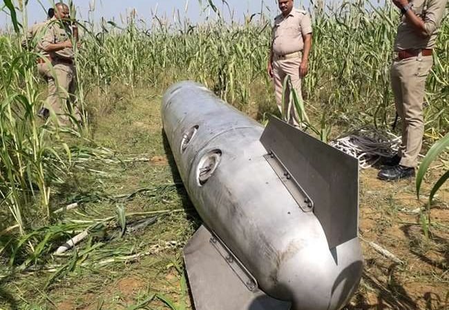 यूपी-एमपी सीमा पर क्रैश हुए मिराज विमान के दो टैंक इटावा में गिरे, खेत में किसान हुआ बेहोश
