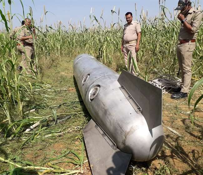 यूपी-एमपी सीमा पर क्रैश हुए मिराज विमान के दो टैंक इटावा में गिरे, खेत में किसान हुआ बेहोश