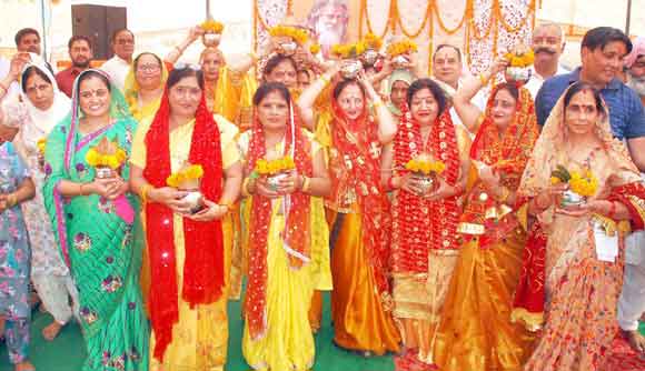 श्रीमद भागवत कथा के शुभारम्भ पर निकाली मंगल जल कलश यात्रा