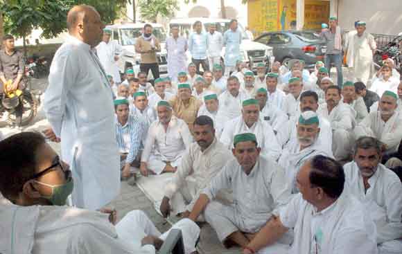 जिलाधिकारी को ज्ञापन सौंपकर की समस्याओं के समाधान की मांग