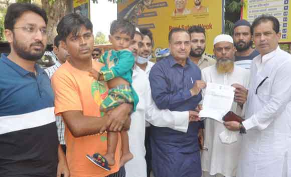 आतंकी हमले में मृत सगीर के परिजनों को मुआवजे की मांग को लेकर सौंपा ज्ञापन