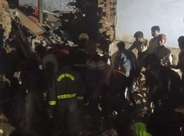 जौनपुर में देर रात बड़ा हादसा, दो मंजिला मकान हुआ धराशाई; पांच लोगों की मौत और पांच घायल