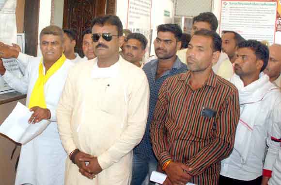 विभिन्न मांगों को लेकर जिला मुख्यालय पर गरजे गुर्जर समाज के युवा