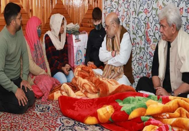 Amit Shah J&K Visit : शहीद इंस्पेक्टर परवेज के घर पहुंचे गृहमंत्री शाह, कहा-परवेज की शहादत पर पूरे देश को गर्व