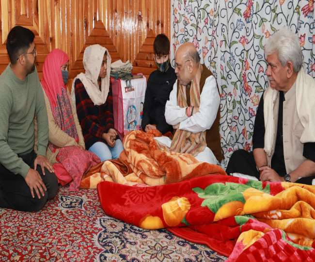 Amit Shah J&K Visit : शहीद इंस्पेक्टर परवेज के घर पहुंचे गृहमंत्री शाह, कहा-परवेज की शहादत पर पूरे देश को गर्व