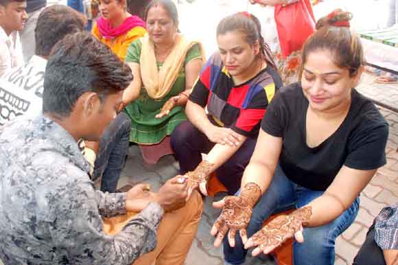 करवाचौथ पर्व की पूर्व संध्या पर महिलाओं ने की जमकर खरीददारी