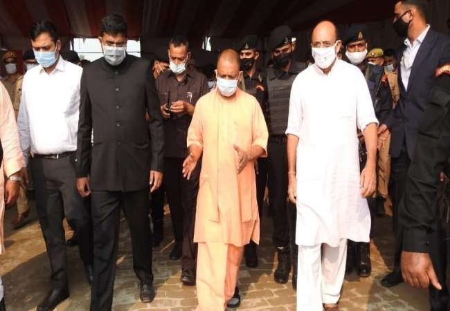 सिद्धार्थनगर पहुंचे सीएम योगी, पीएम के कार्यक्रम की तैयार‍ियों का ल‍िया जायजा