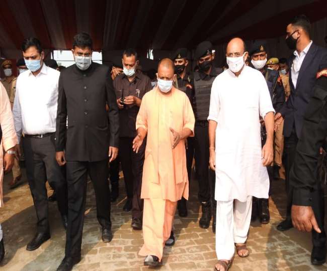 सिद्धार्थनगर पहुंचे सीएम योगी, पीएम के कार्यक्रम की तैयार‍ियों का ल‍िया जायजा