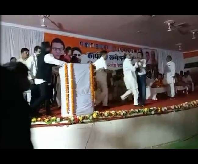 छत्तीसगढ़ में कांग्रेस का हाईवोल्टेज ड्रामा, मंच पर भिड़ गए भूपेश बघेल और सिंहदेव समर्थक