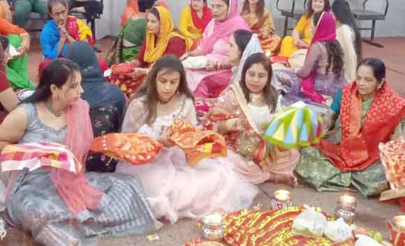 श्रद्धा व आस्था के साथ मनाया करवाचौथ पर्व