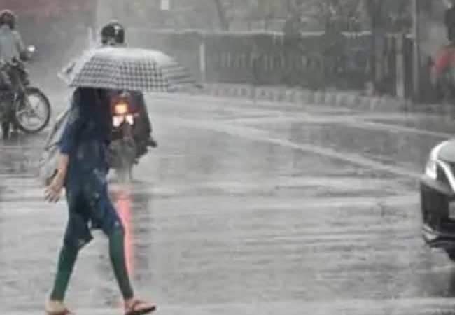 पहाड़ों में बर्फबारी व मैदानों में बारिश से बढ़ने लगी ठंड, जानें- दिल्ली-एनसीआर समेत देश के अन्य हिस्सों आज कैसा रहेगा मौसम