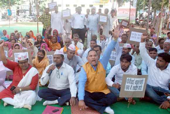 मेडिकल कालेज में एम्सी जैसी सुविधाएं दिलाए जाने की मांग को लेकर दिया धरना
