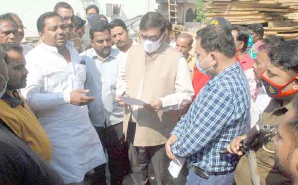 दीपावली से पूर्व वेतन दिलाने की मांग को लेकर सफाईकर्मियों ने सौंपा ज्ञापन