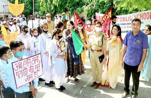 स्कूली बच्चों ने पटाखामुक्त दीपावली मनाने को निकाली जागरूकता रैली