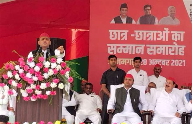 यूपी में समाजवादी पार्टी की सरकार बनी तो फिर बांटेंगे लैपटाप, आजमगढ़ में बोले अखिलेश यादव