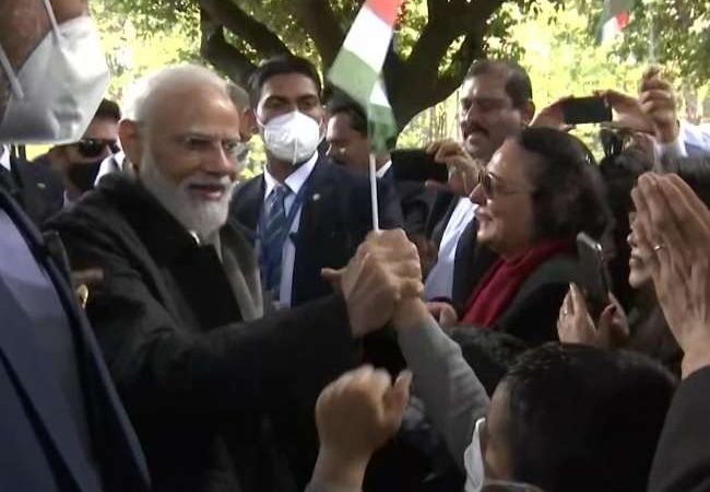 पीएम मोदी रोम में महात्मा गांधी की प्रतिमा पर अर्पित किए श्रद्धासुमन, भारतीय मूल के लोगों से मुलाकात की