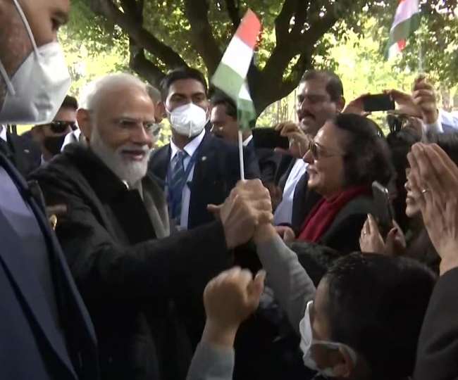 पीएम मोदी रोम में महात्मा गांधी की प्रतिमा पर अर्पित किए श्रद्धासुमन, भारतीय मूल के लोगों से मुलाकात की