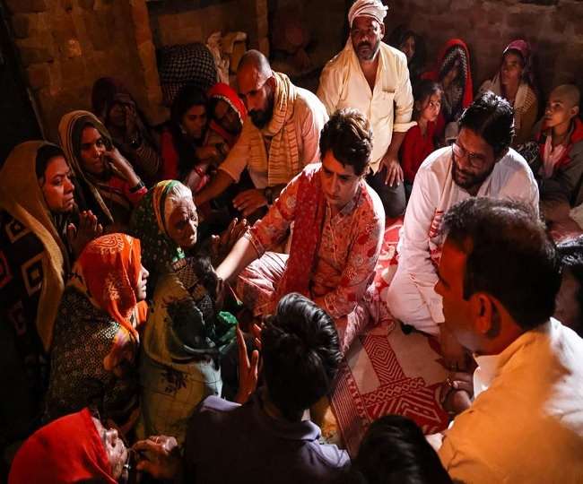 ललितपुर में मृत किसान के स्वजनों से मिलीं प्रियंका गांधी वाड्रा, खाद की लाइन में खड़े होकर तोड़ा था दम