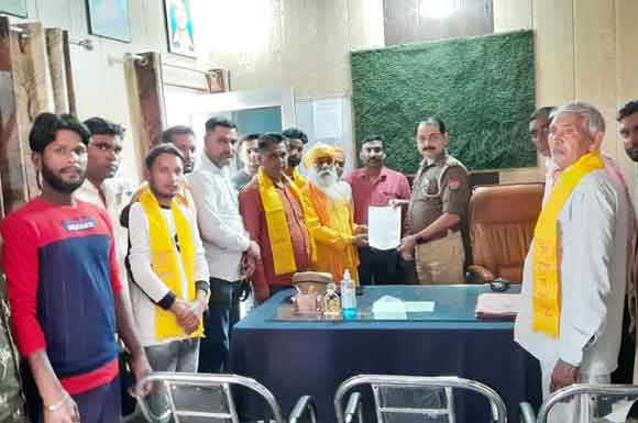 धर्मान्तरण के विरोध में हिजामं ने कोतवाली प्रभारी को सौंपा ज्ञापन