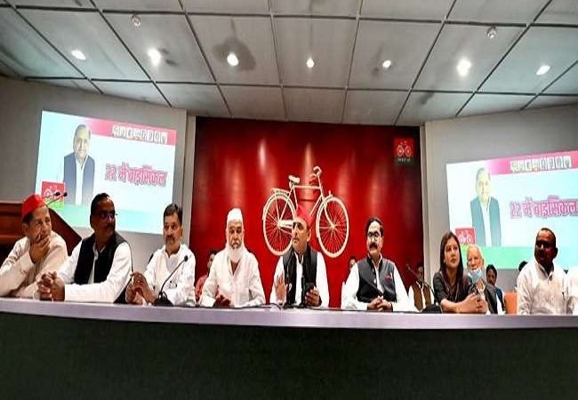 UP Assembly Election 2022 से पहले बसपा के छह और भाजपा के एक विधायक सपा में शामिल