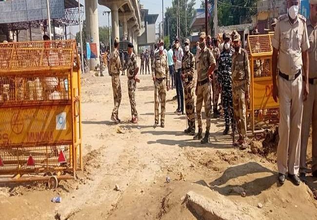 टीकरी बार्डर पर पांच फीट का रास्ता खोला, अभी दुपहिया वाहन और एंबुलेंस को मिली इजाजत