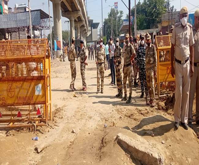 टीकरी बार्डर पर पांच फीट का रास्ता खोला, अभी दुपहिया वाहन और एंबुलेंस को मिली इजाजत
