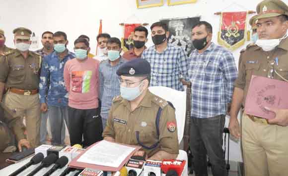 मुठभेड़ में पुलिस ने दबोचे रंगदारी मांगने वाले तीन शातिर बदमाश