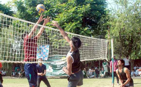 जिलास्तरीय वालीबॉल प्रतियोगिता में खिलाडिय़ों ने दिखाया दमखम