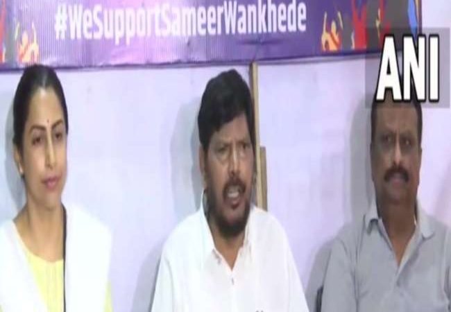 समीर का परिवार आठवले से मिला, रामदास बोले-वानखेड़े को बदनाम करने का षड्यंत्र रोकें नवाब मलिक