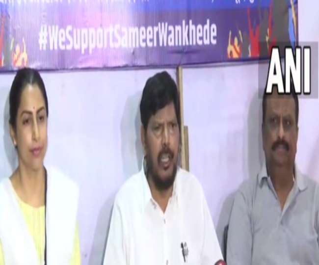 समीर का परिवार आठवले से मिला, रामदास बोले-वानखेड़े को बदनाम करने का षड्यंत्र रोकें नवाब मलिक