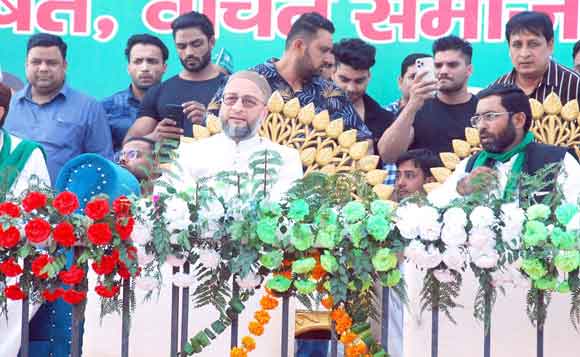 मुस्लिमों को सम्मान नहीं देना चाहती सपा व भाजपा: ओवैशी
