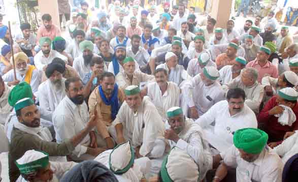 लखीमपुर खीरी प्रकरण के खिलाफ भाकियू ने दिया धरना