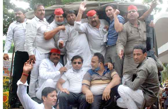 लखीमपुर खीरी प्रकरण के खिलाफ सपाइयों ने निकाला जुलूस, पुलिस ने किया गिरफ्तार