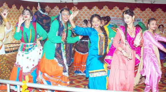 लोक गीत व लोक नृत्य में प्रतिभागियों ने दिखाई प्रतिभा