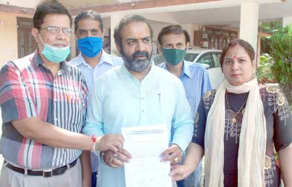 सड़क ठीक कराने की मांग को लेकर मंडलायुक्त को सौंपा ज्ञापन