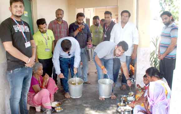कुष्ठ आश्रम में गरीबों को कराया भोजन