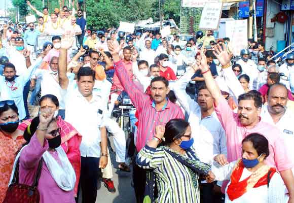 पुरानी पेंशन बहाली की मांग को लेकर कर्मचारियों व शिक्षकों ने निकाली रैली
