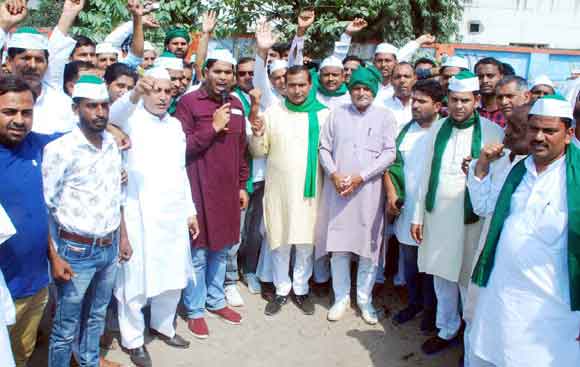 किसानों ने पैदल मार्च निकालकर जिला मुख्यालय पर किया प्रदर्शन