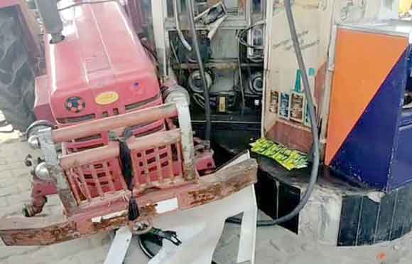 अनियंत्रित होकर पेट्रोल पम्प में घुसी ट्रैक्टर-ट्राली, मची अफरा-तफरी