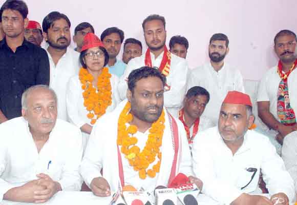 सपाइयों ने किया दलित महासभा के राष्ट्रीय अध्यक्ष का भव्य स्वागत