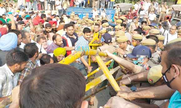 उत्तर प्रदेश पुलिस ने रोका नवजोत सिंह सिद्धू का काफिला, हंगामा