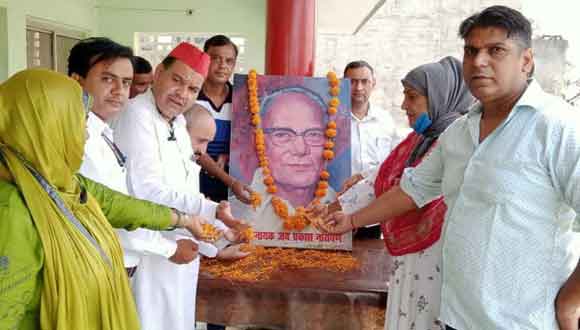 सपाइयों ने पुण्यतिथि पर किया जयप्रकाश नारायण का भावपूर्ण स्मरण