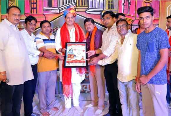 श्रीरामलीला में मंगलवार की रात विभीषण शरणागत, अंगद रावण संवाद लीला का मनोहारी मंचन किया गया।