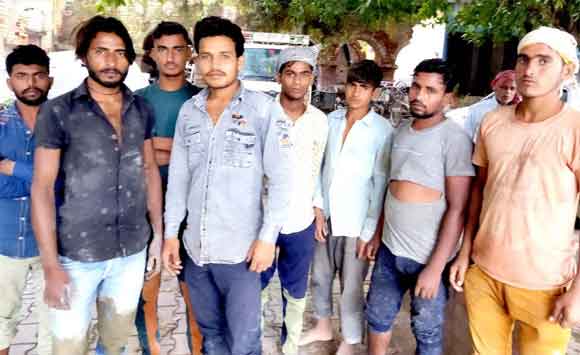 सडक निर्माण कर रहे मजदूरो को ग्रामीणों ने दौडा दौडा का पीटा