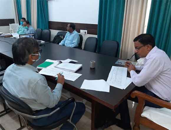 आयुष्मान भारत योजना के तहत गोल्डन कार्ड बनाने के कार्य में तेजी लाई जाए – मण्डलायुक्त