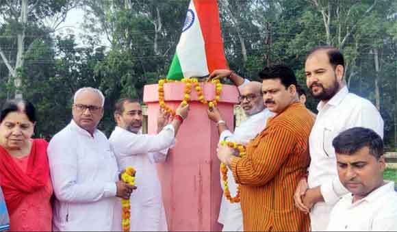 भाजपाईयों ने शहीद स्मारक पर पुष्प अर्पित व श्रमदान करके गांधी जी व लाल बहादुर शास्त्री की जयंती मनाई गई।