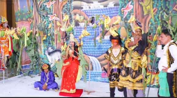 श्रीराम लीला में सोमवार की रात अशोक वाटिका, लंका दहन लीला का कलाकारों द्वारा सुंदर मंचन किया गया