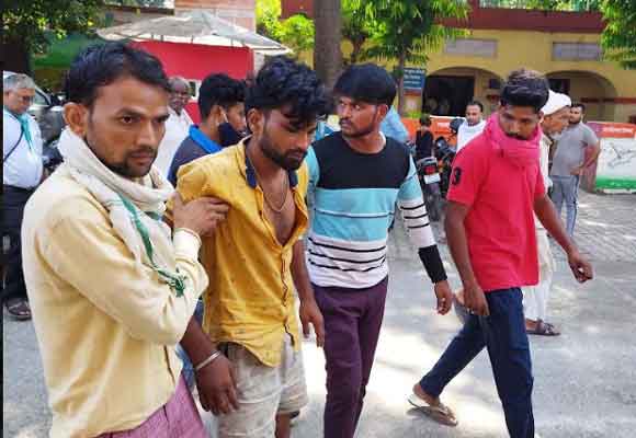 चोरी के शक में दबंगों ने दलित युवक को मारपीट कर किया अधमरा